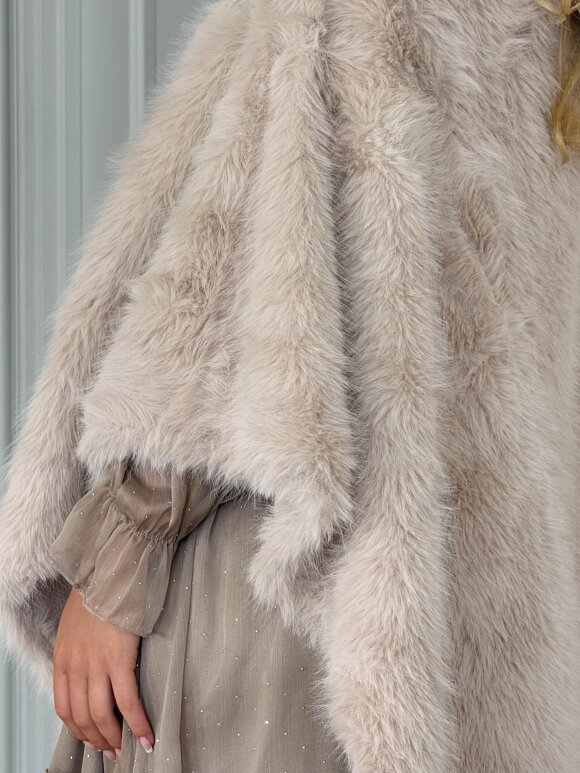 NDP - RoseW Fake Fur Poncho 240403